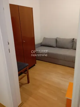 Manja soba sa kaučem i drvenim garderoberom. - image 7