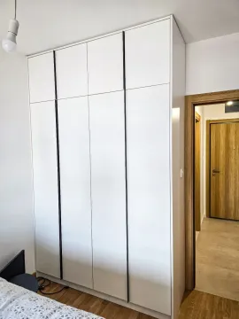 Bijeli ugradni garderober u spavaćoj sobi. - image 13