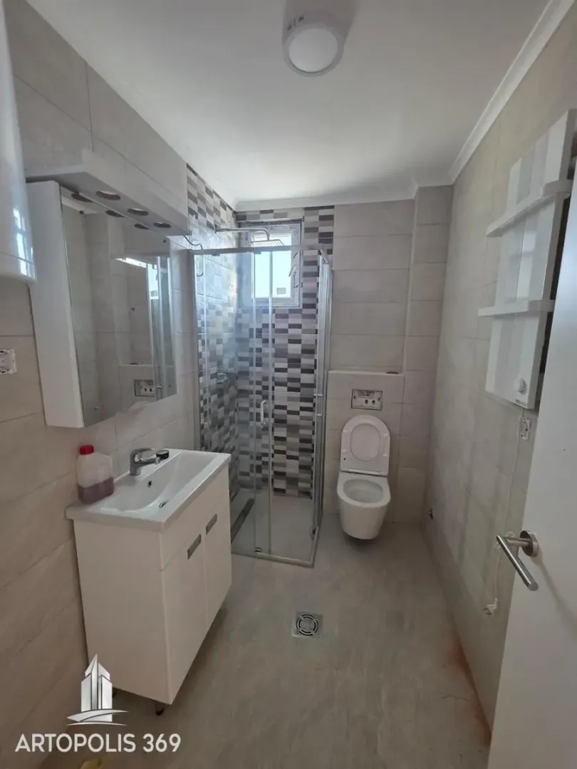 Modernly equipped bathroom with a walk-in shower and washbasin.