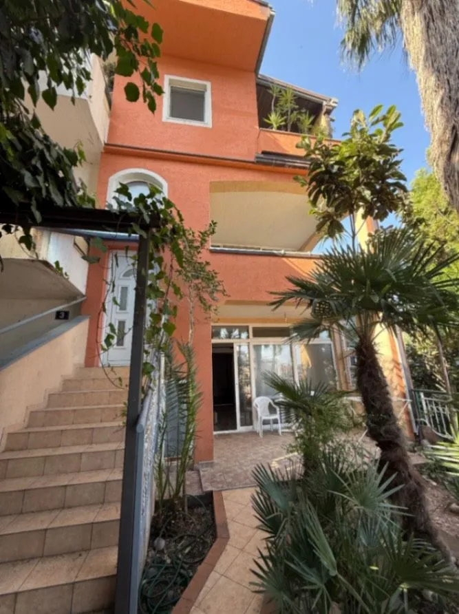 Izdavanje, trosoban stan, 100m², Dubovica, Budva