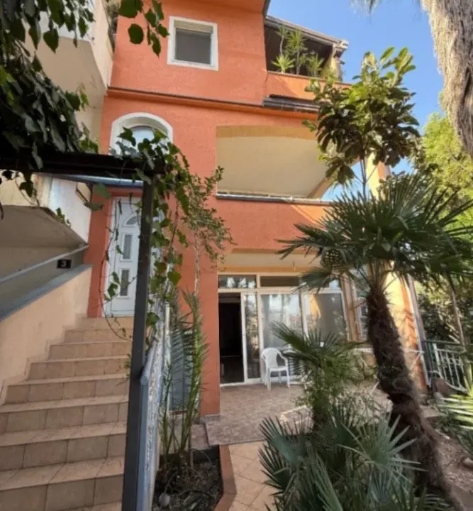 Izdavanje, trosoban stan, 100m², Dubovica, Budva