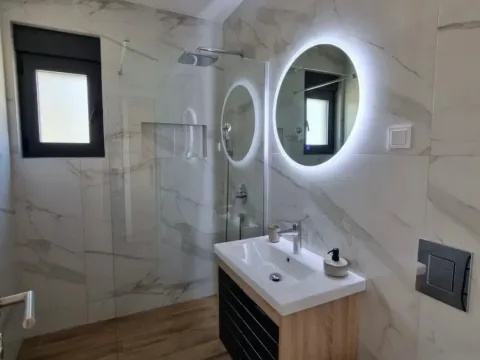 Izdavanje, dvosoban stan, 60m², Radovići, Tivat - image 7