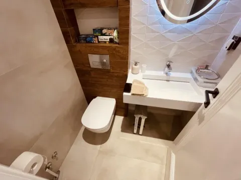 Manje kupatilo sa WC šoljom, umivaonikom i ogledalom. - image 14