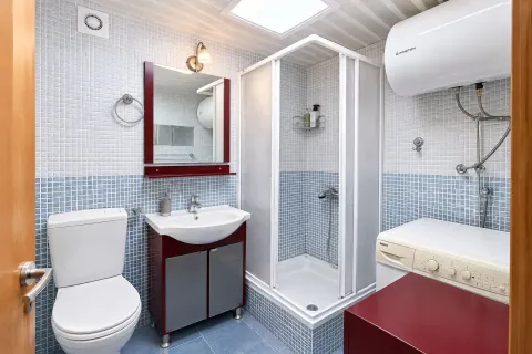 Manje kupatilo sa tuš kabinom, umivaonikom, WC šoljom i veš mašinom. - image 15