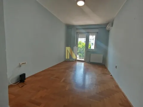 Prazna soba sa parketom i izlazom na terasu. - image 8