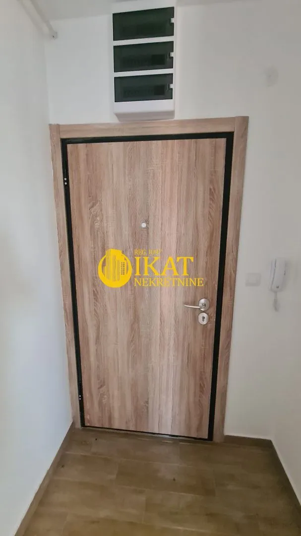 Prodaja, četvorosoban stan, 95m², Centar, Stara Pazova