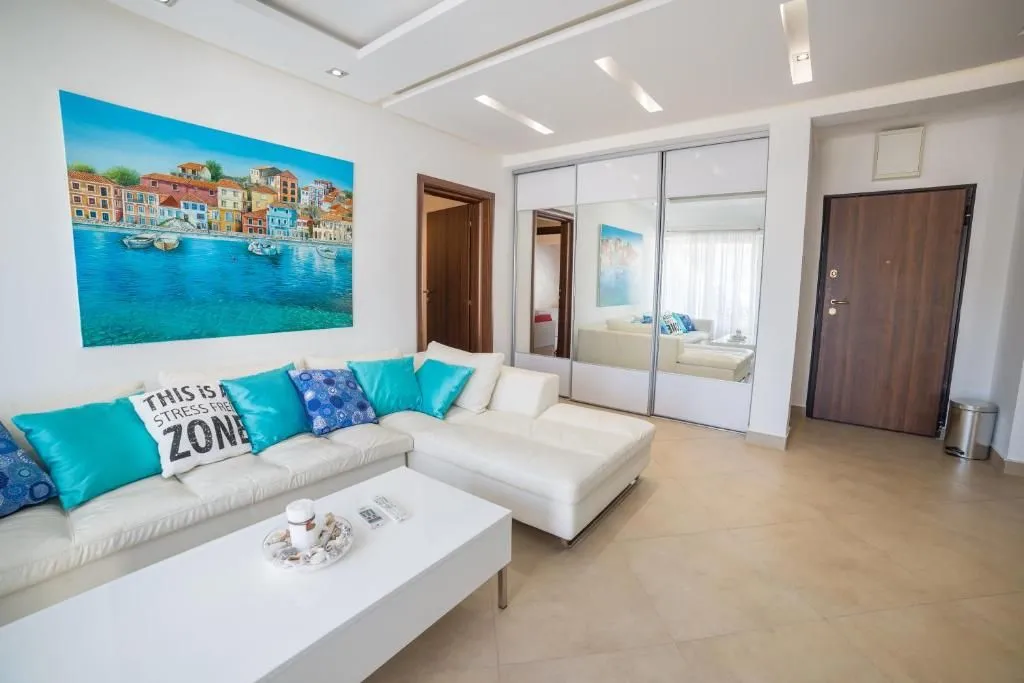 Izdavanje, dvosoban stan, 50m², Centar, Budva