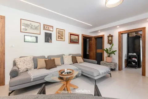 Dnevna soba sa ugaonom garniturom, stočićem i slikama na zidu. - image 17