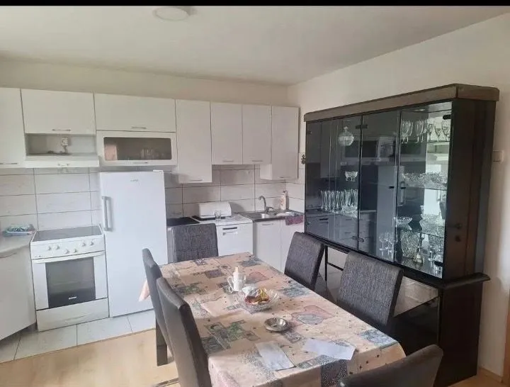 Izdavanje, kuća, 130m², Tološi, Podgorica