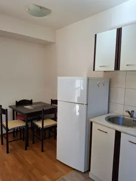 Manja kuhinja sa trpezarijskim stolom i frižiderom. - image 7