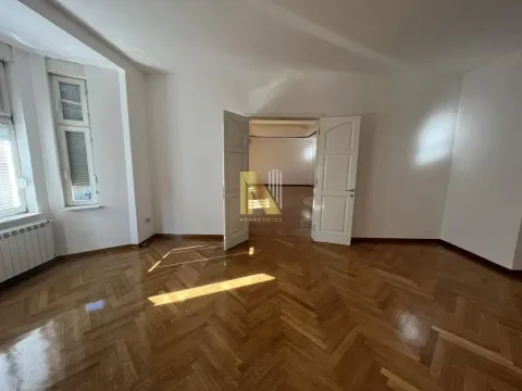 Prazna svetla soba sa parketom i dvokrilnim vratima. - image 9