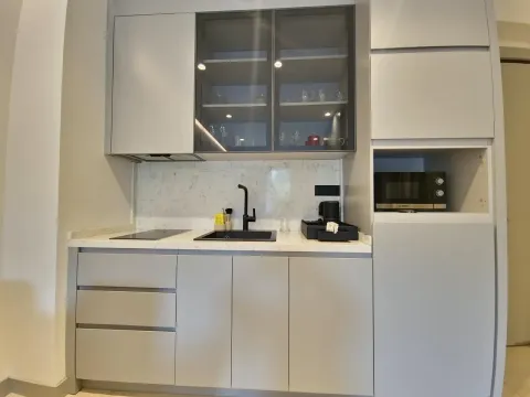 Moderna kuhinja sa sivim elementima i ugradnom mikrotalasnom pećnicom. - image 12