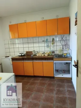 Starija kuhinja sa narandžastim elementima i keramičkim pločicama. - image 10