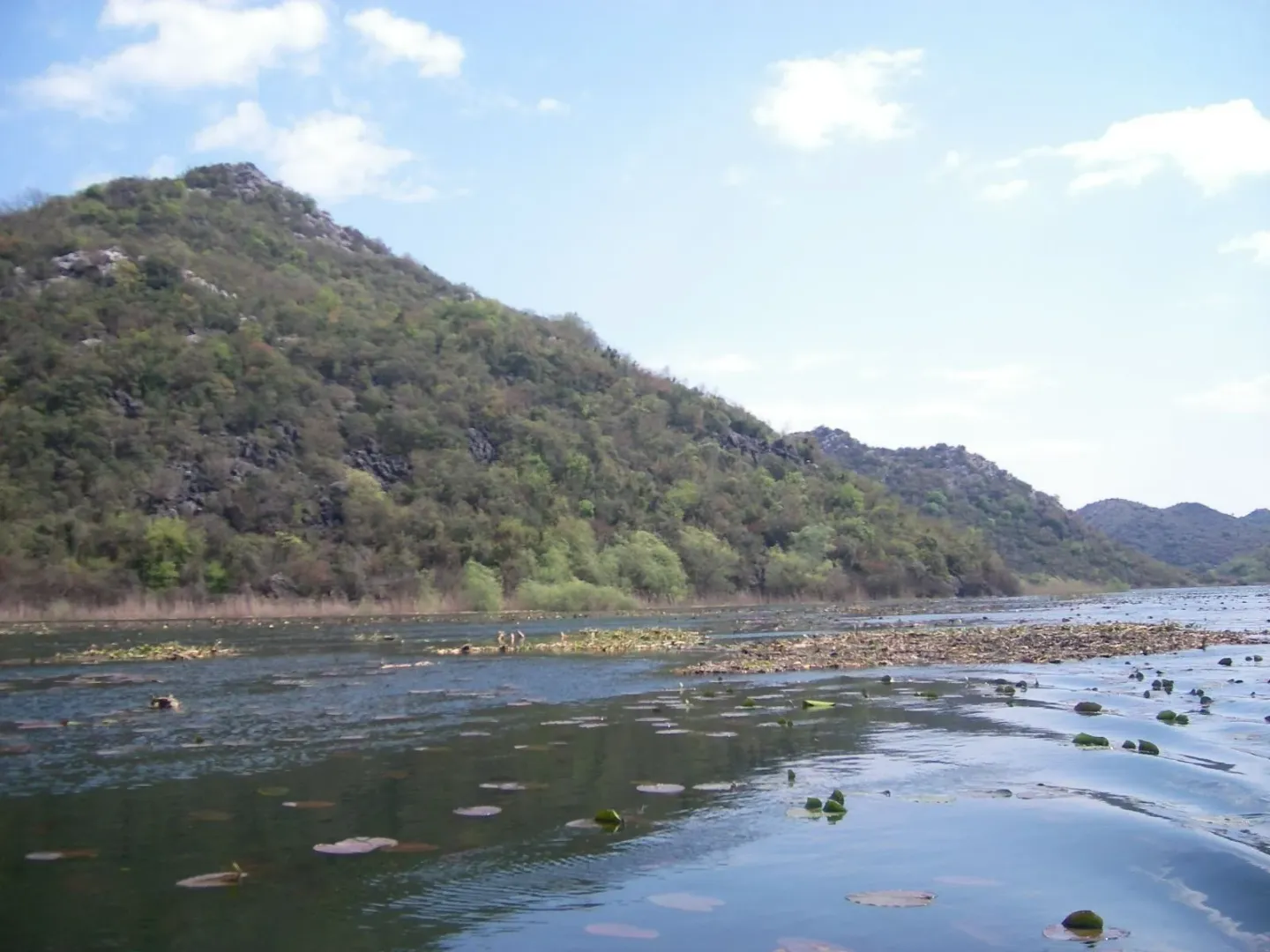 Pogled na jezero i brda.