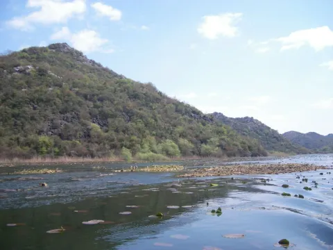 Pogled na jezero i brda. - image 11