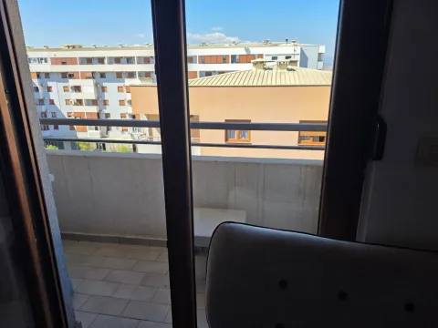 Pogled sa terase na okolne zgrade i naselje. - image 4