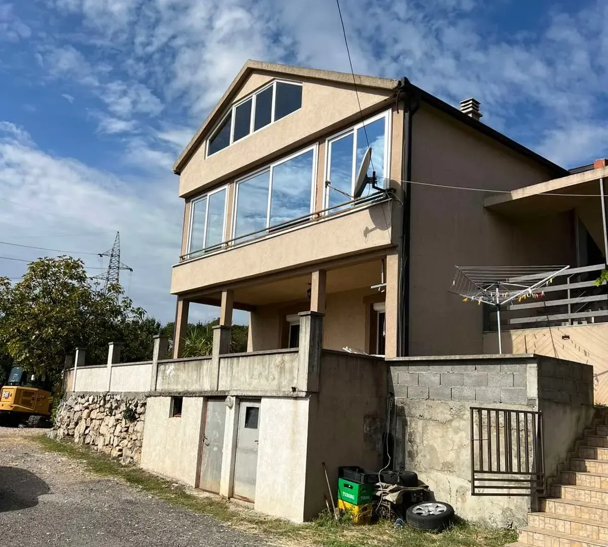 Izdavanje, trosoban stan, 140m², Vranići, Podgorica
