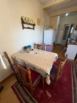 Trpezarijski sto sa stolicama u kuhinjskom prostoru. - image 12
