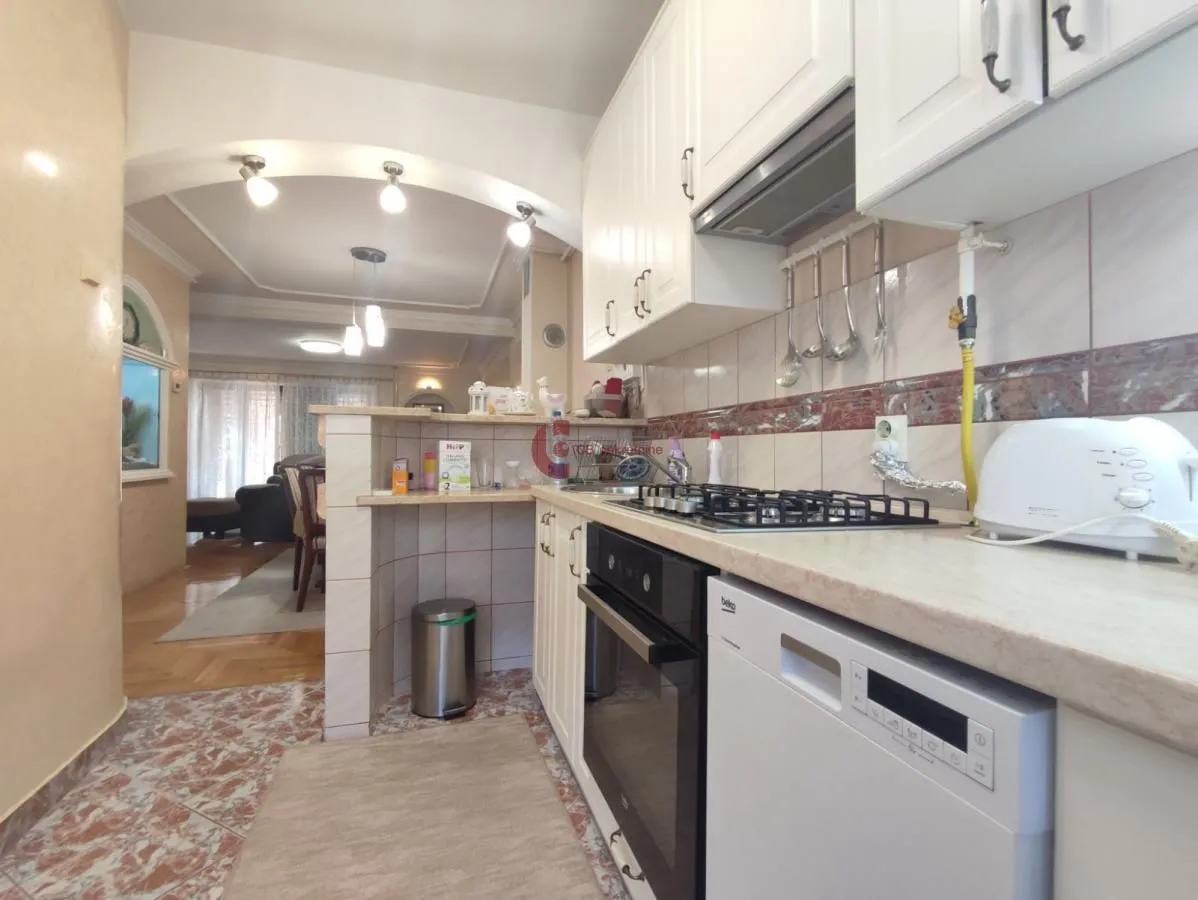 Prodaja, kuća, 268m², Kertvaroš, Subotica