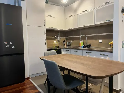 Moderna kuhinja sa trpezarijskim stolom i stolicama. - image 3