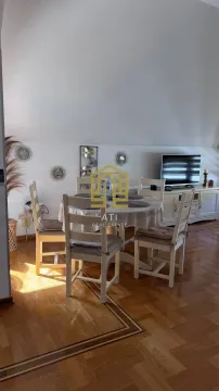 Dnevni boravak sa trpezarijskim stolom i stolicama. - image 3