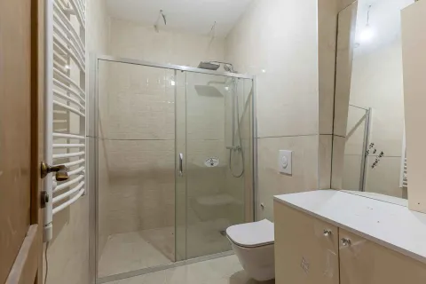 Moderno opremljeno kupatilo sa tuš kabinom, WC šoljom i umivaonikom. - image 19