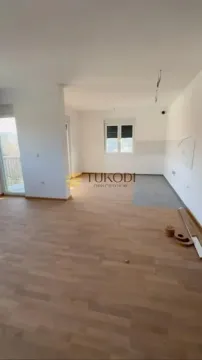 Pogled na nenamestenu prostoriju sa drvenim podom i belim zidovima. - image 15