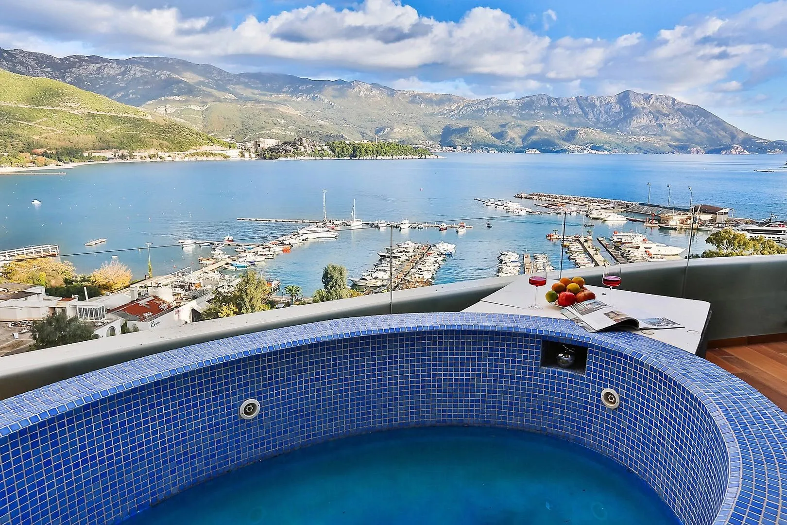 Izdavanje, dvosoban stan, 117m², Centar, Budva