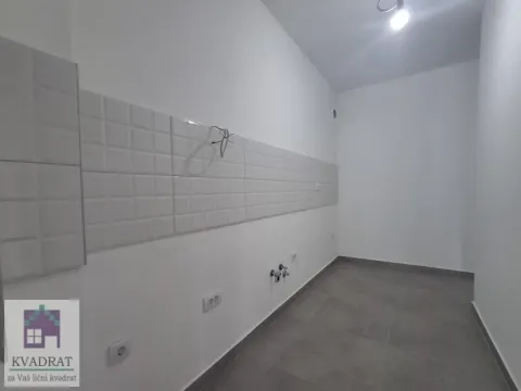 Prazna prostorija pripremljena za ugradnju kuhinje sa pločicama i priključcima. - image 5