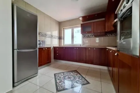 Kuhinja sa drvenim elementima i ugrađenim uređajima. - image 11
