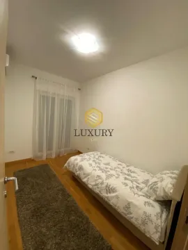 Manja spavaća soba sa krevetom, parketom i izlazom na terasu. - image 10