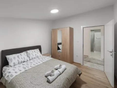 Izdavanje, dvosoban stan, 94m², Škaljari, Kotor - image 4