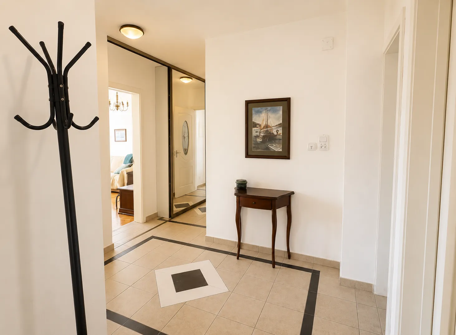 Izdavanje, jednosoban stan, 75m², Centar, Tivat