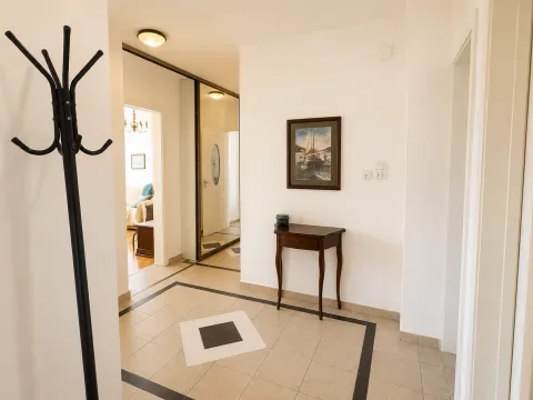 Izdavanje, jednosoban stan, 75m², Centar, Tivat - image 9