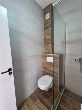 Moderno kupatilo sa tuš kabinom i ugradnom šoljom. - image 9