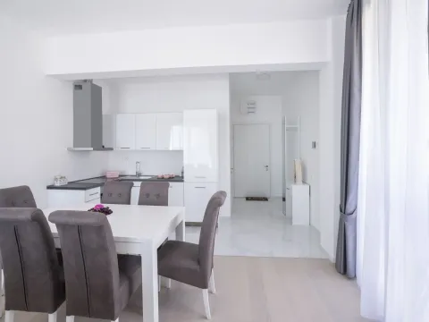 Rent, two bedroom apartment, 51m², Bečići, Budva - image 6
