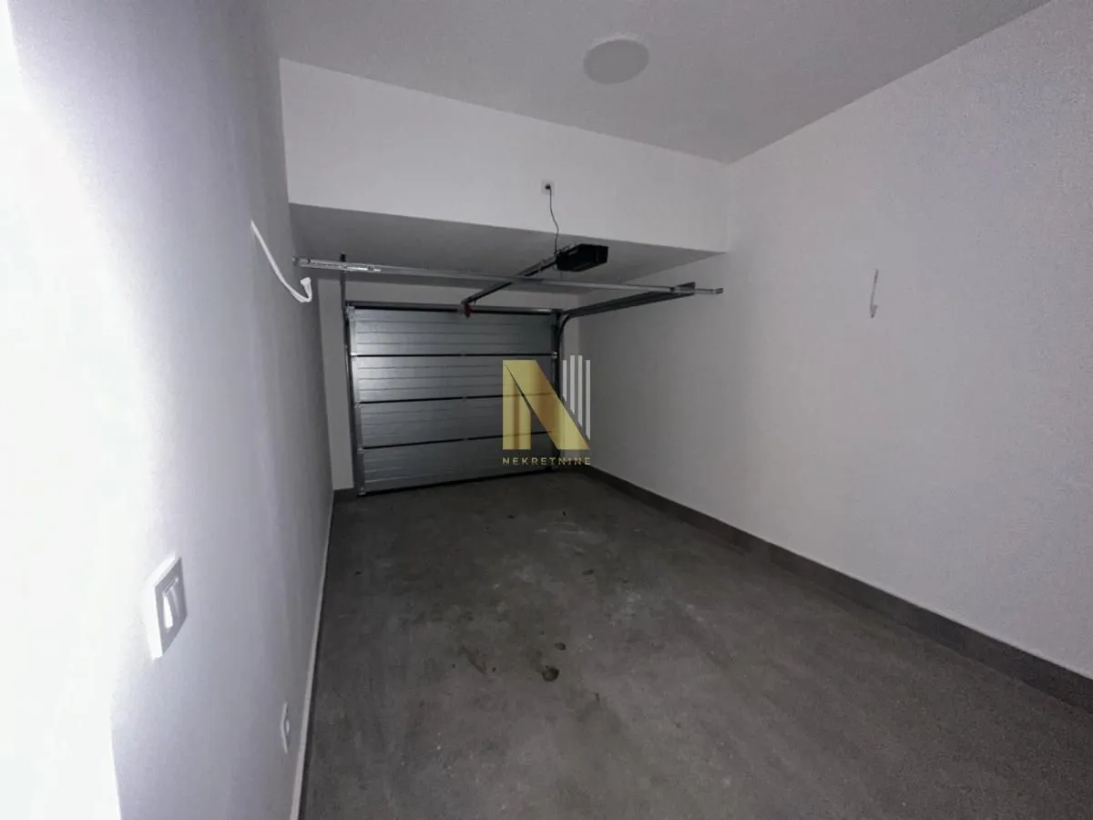 Prodaja, četvorosoban stan, 205m², Alibegovac, Petrovaradin