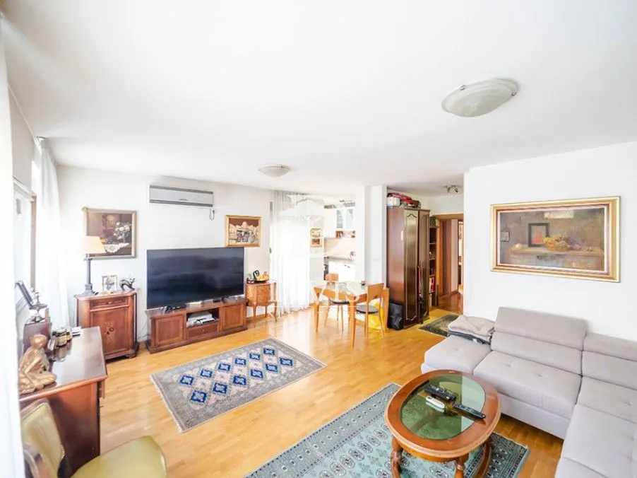 Sale, apartment, 83m², Neimar, Vračar Sve Podlokacije