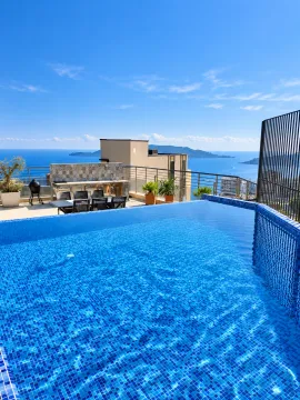 Roof terrace with a swimming pool and sea view. - image 2