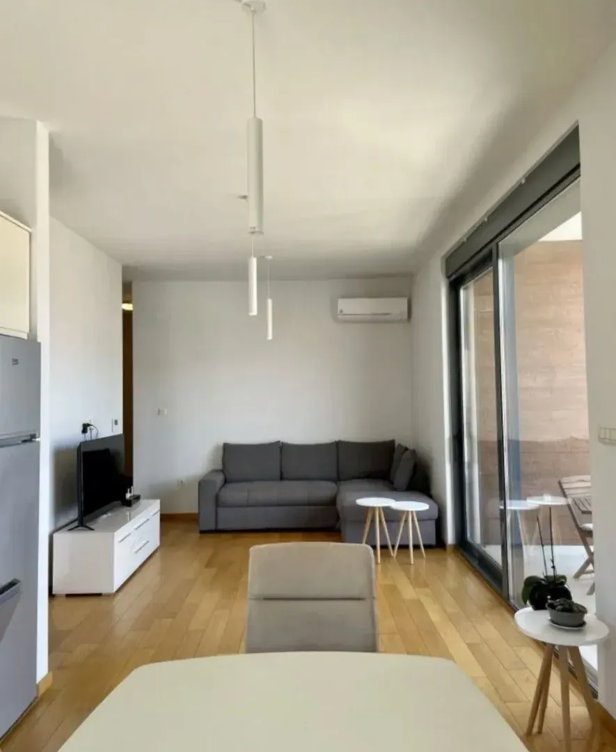 Izdavanje, dvosoban stan, 77m², Tivat, Crna Gora