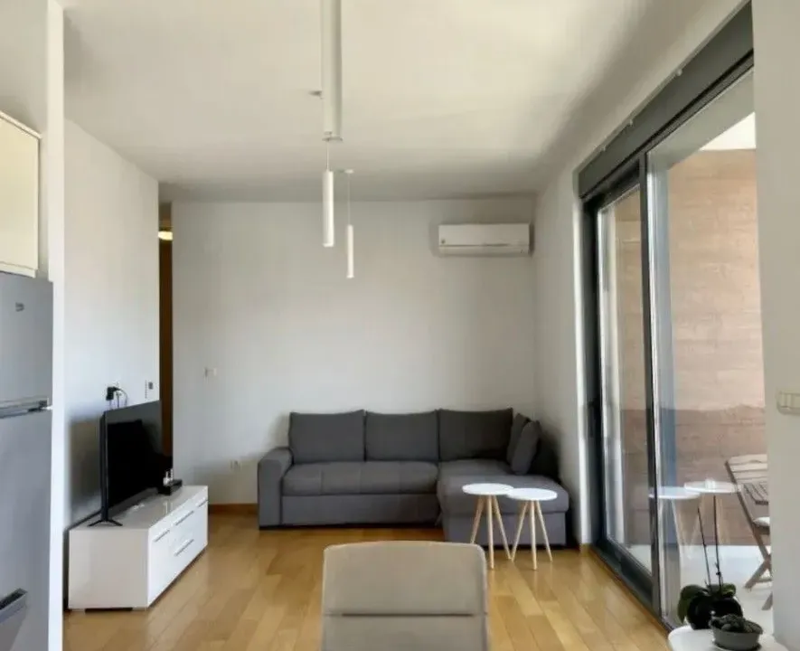 Izdavanje, dvosoban stan, 77m², Tivat, Crna Gora