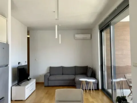 Izdavanje, dvosoban stan, 77m², Tivat, Crna Gora