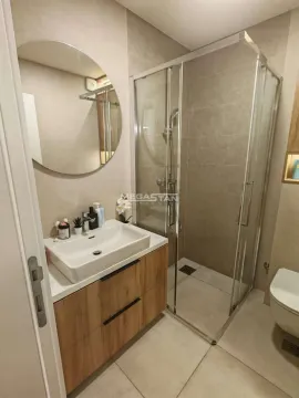 Moderno opremljeno kupatilo sa tuš kabinom i umivaonikom. - image 8