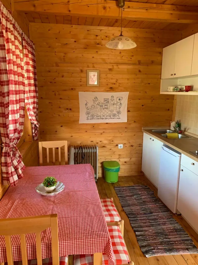 Drvena trpezarija sa kuhinjom u vikendici.