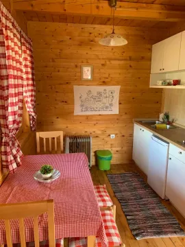 Drvena trpezarija sa kuhinjom u vikendici. - image 8