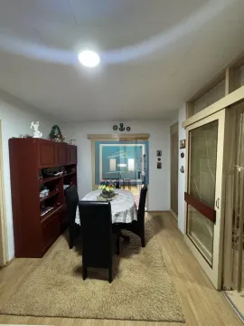Trpezarija sa stolom, stolicama i drvenom komodom. - image 6