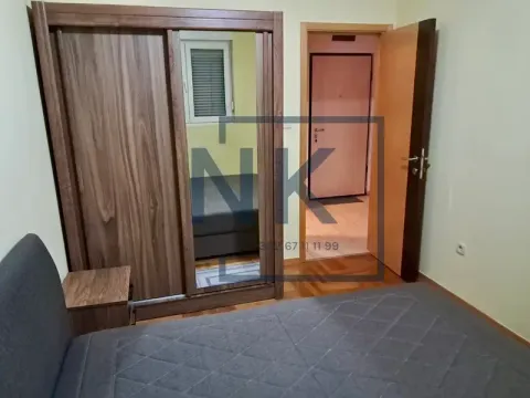 Furnished bedroom with a double bed and a large wardrobe. - image 4