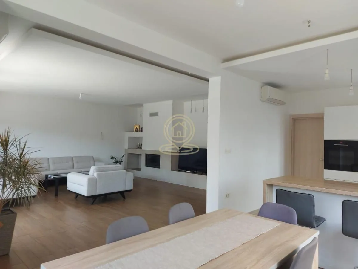 Prodaja, kuća, 380m², Centar, Inđija
