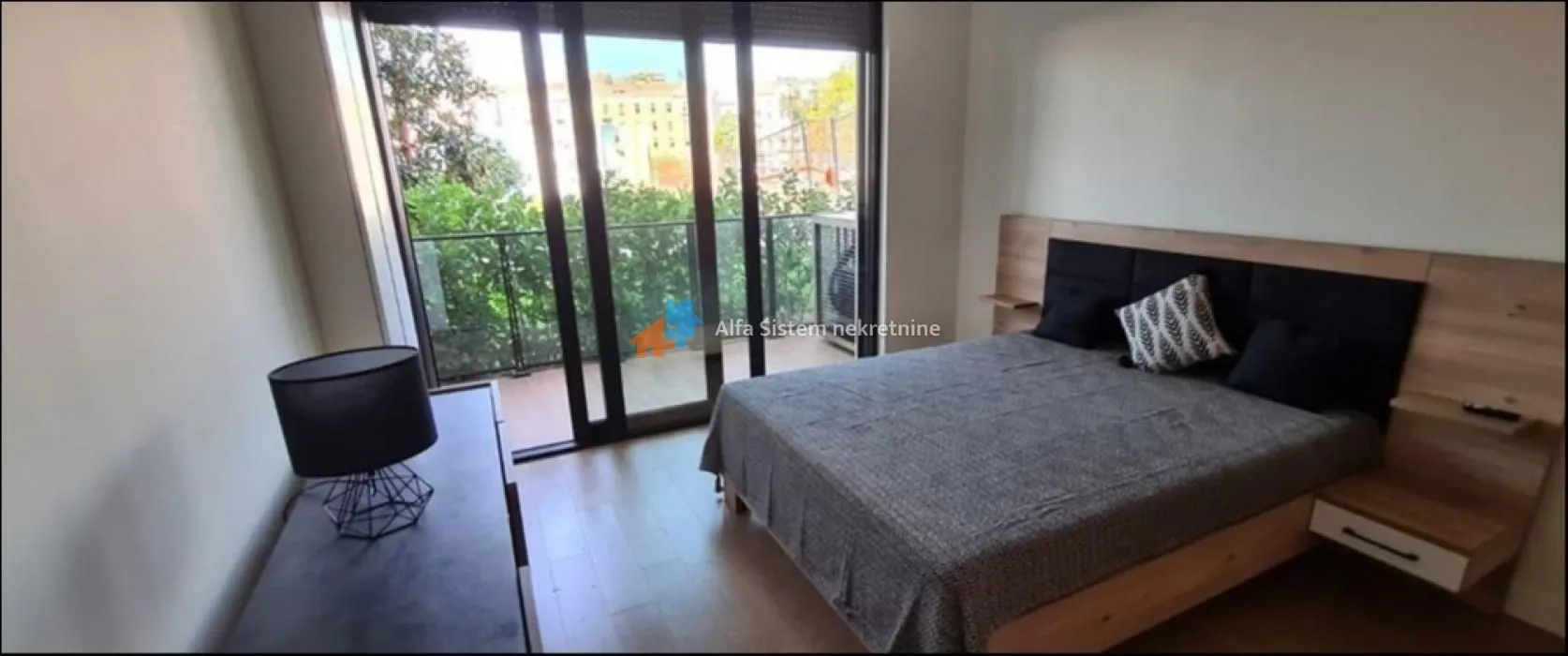 Furnished bedroom with a double bed and access to the terrace.