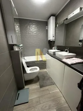 Moderno kupatilo sa kadom, dvostrukim umivaonikom i ugrađenim toaletom. - image 13